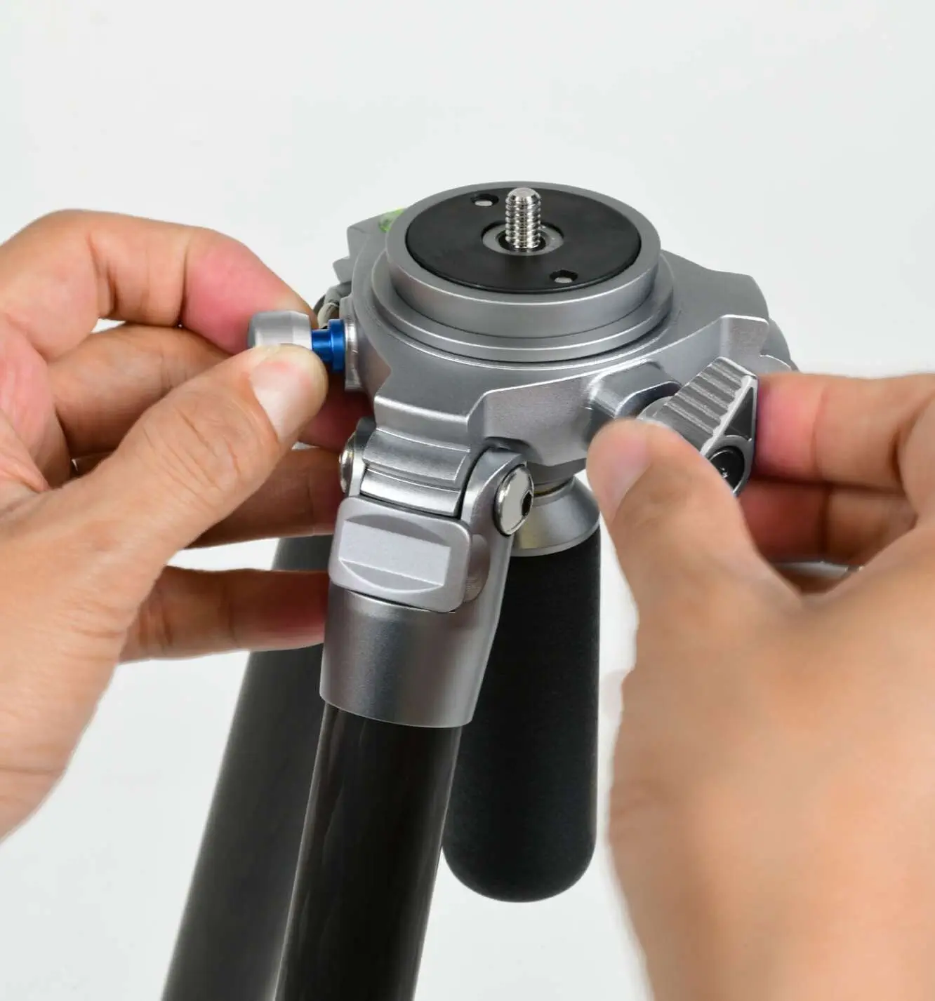Tool-Free Release Mechanism